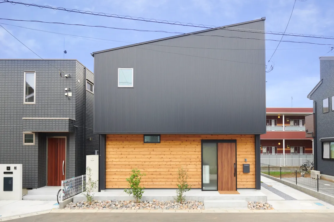 ガルバリウム鋼板と木目調の注文住宅外観
