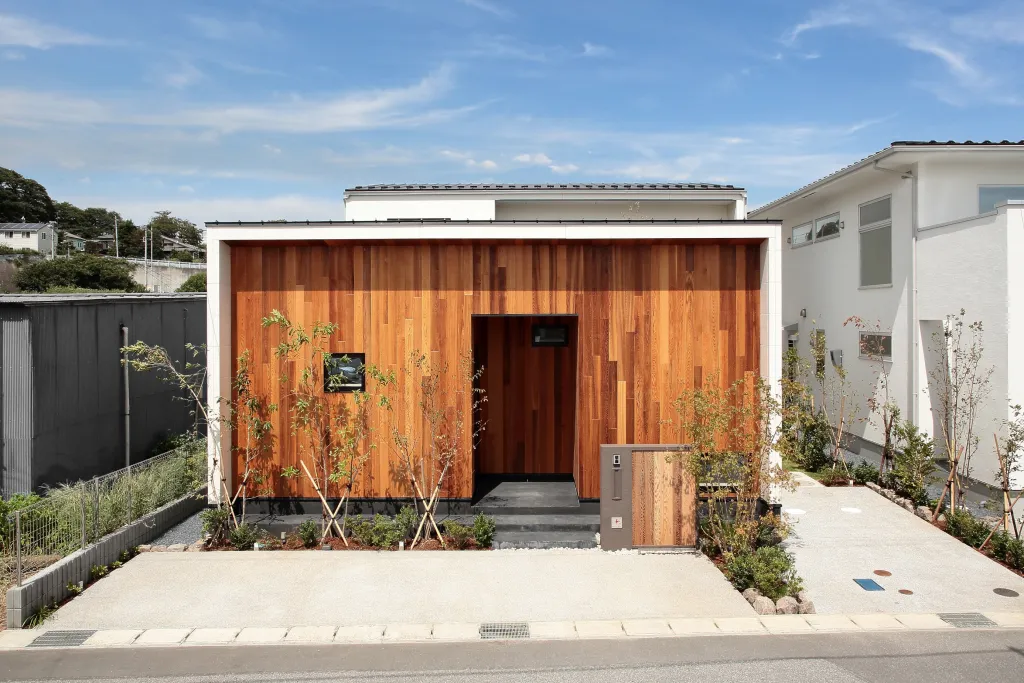 ナチュラルなカフェ風の平屋風二階建て外観実例