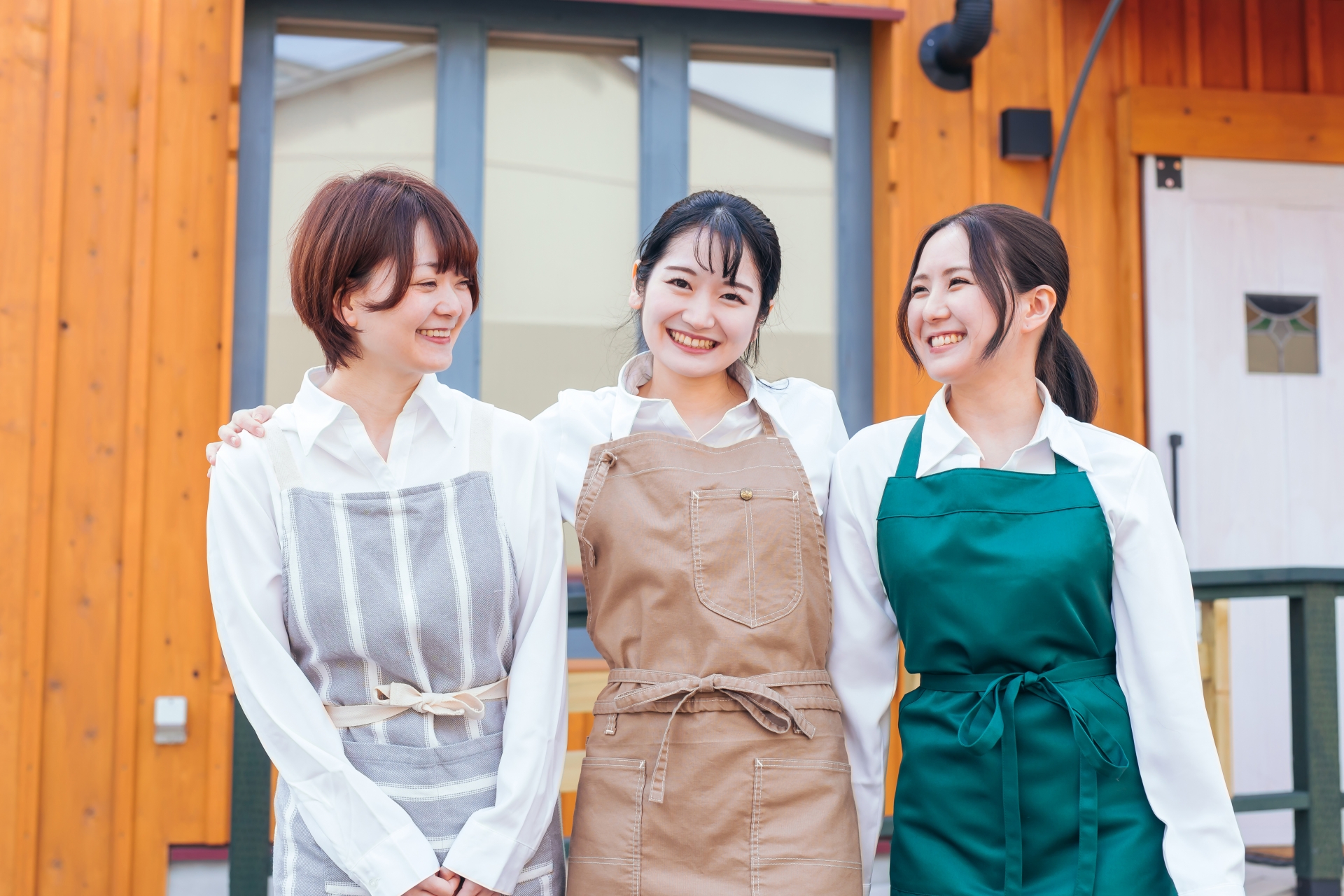 コンテナハウスでカフェを開業したスタッフの様子