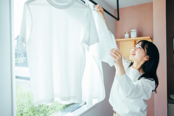防犯対策として洗濯物の部屋干しをする女性|東京・千葉・神奈川のリノベーション会社『オカムラリフォーム』