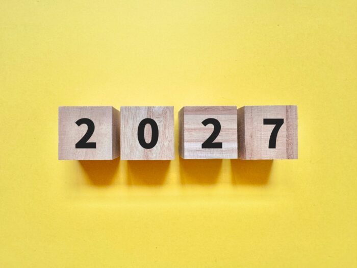 黄色の背景に並ぶ「2027」の数字入り木製ブロック