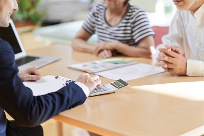 小規模宅地の特例について相談する夫婦｜首都圏の不動産コンサルティング『未来の財託』