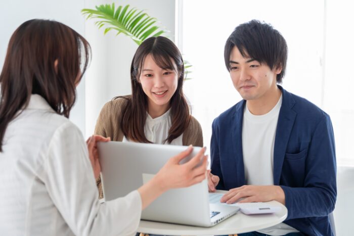 不動産売買の諸費用を確認する夫婦イメージ｜首都圏の不動産経営コンサルティング『未来の財託』