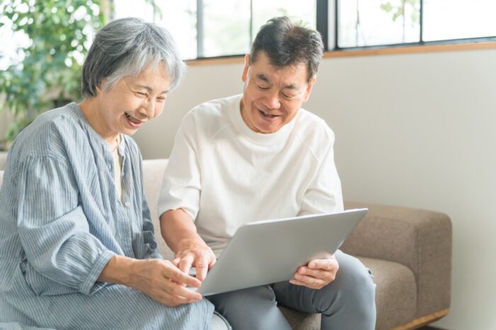 資産について検討する夫婦イメージ｜首都圏の不動産経営コンサルティング『未来の財託』