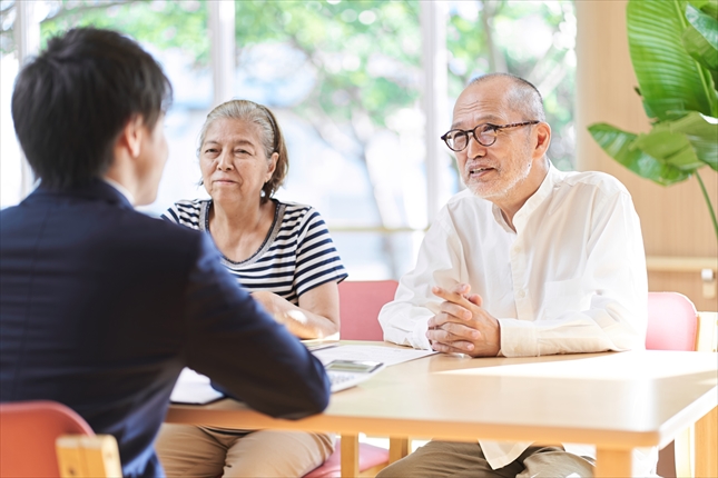 専門家に不動産の家族信託について相談をする高齢夫婦