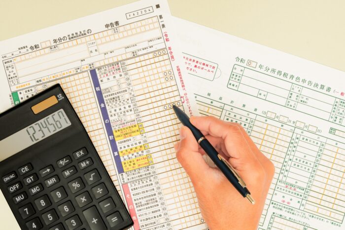 家族信託した不動産収益の確定申告書を作成する様子