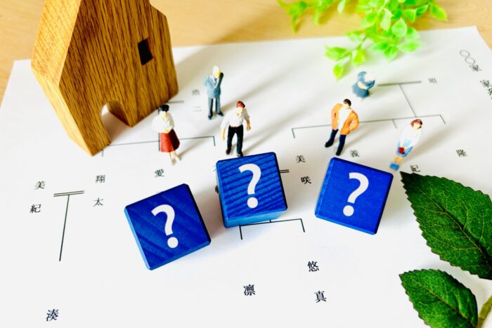 家族信託における相続税や遺留分などの疑問をイメージしたハテナブロック