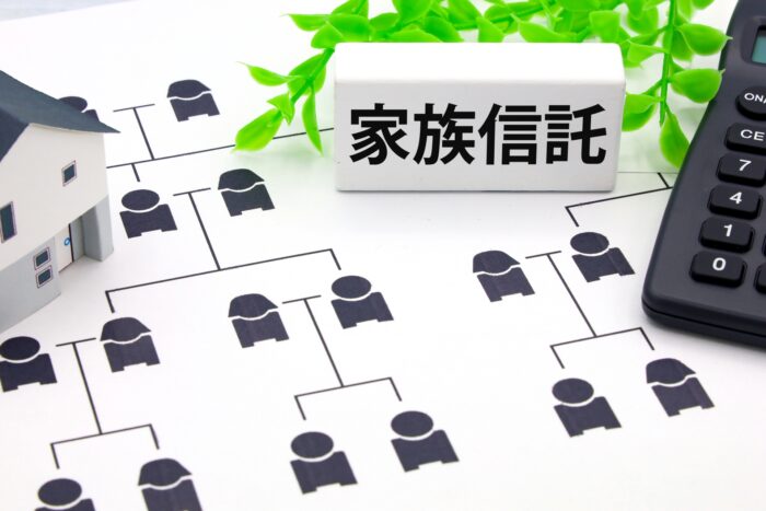 家族信託の仕組みと関係性を表す家系図と家の模型